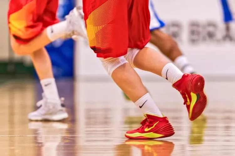 Can specially designed basketball shoes reduce the frequency of wiping
